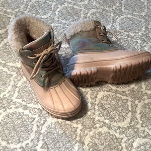 Girls Magellan All-weather fleece lined boots. Size 13